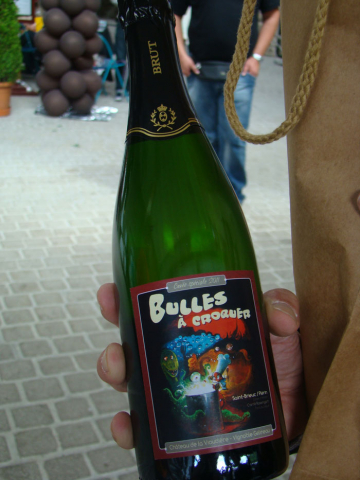 Bouteille de champagne avec le visuel du festival