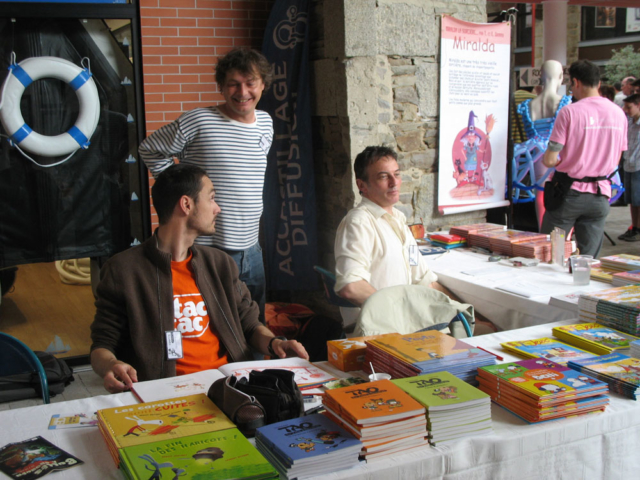 Christophe Lazé, Laurent Richard et Erwan Le Saëc sur le stand jeunesse