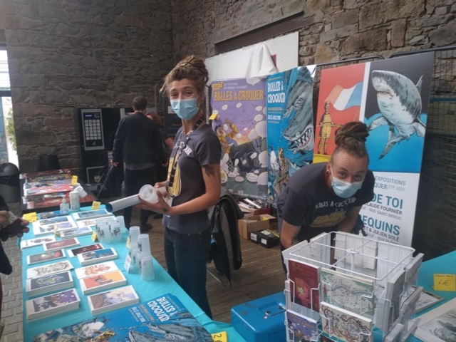 Les bénévoles en plein boulot sur le stand du festival